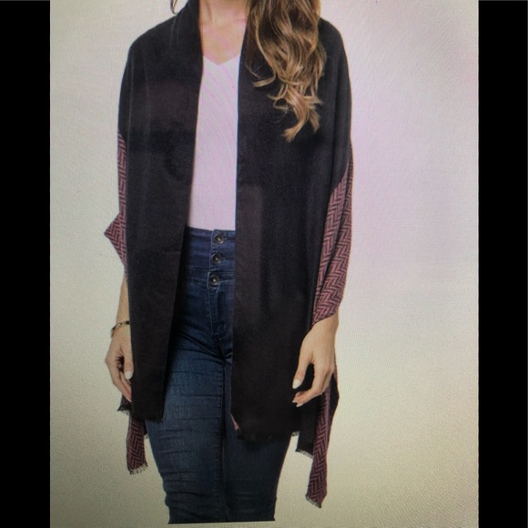 CLASSY BLACK AND FUSHIA CHEVRON SHAWL - Picture 3 of 3